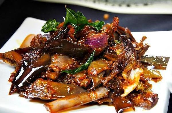 Encurtido agridulce de berenjena con moju en Tangalle